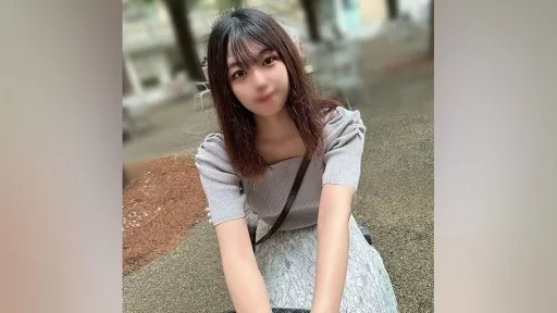 A college student with little experience with men. When she takes off her underwear at a famous university where she attends, she sees black bristles...she attends the class wearing no panties or a bra